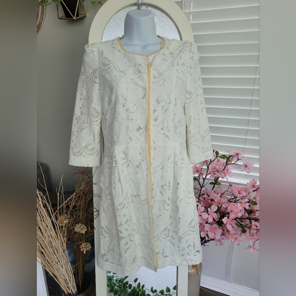 MISS K Size 4, Vintage Elegant Cream Lace Dress. Excellent for special events.